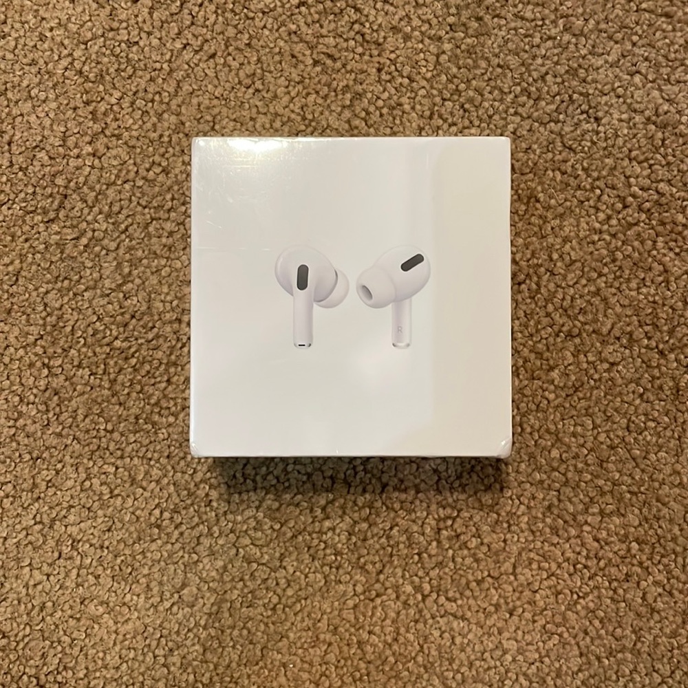 AirPods Pro w/ MagSafe charger